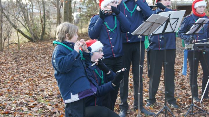 Tambourkorpset spiller til julemarkedet 2016. Ann-Helene viser hvor fingrene skal være på fløjten.