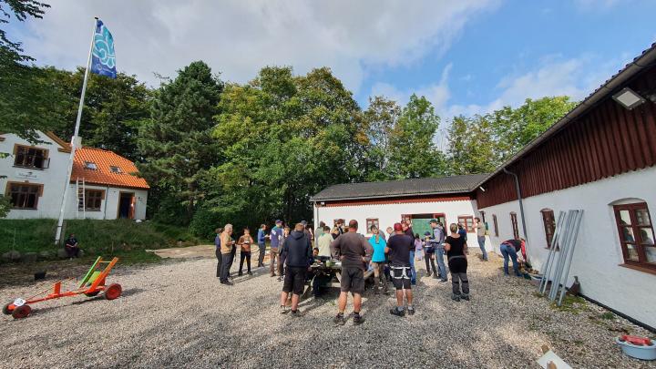 Gården på Maglevad med masser af forældre, ledere, spejdere og andre som hjalp på arbejdsdagen