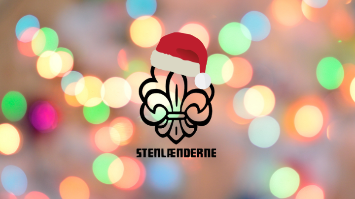 Et sort spejderlogo med tre kronblade, der ligner en lilje, er placeret i midten af billedet. Logoet har en rød julehat på med en hvid pompon. Teksten under logoet er "Stenlænderne". Baggrunden er uklar og består af mange små, farverige lys, der skaber en festlig atmosfære.