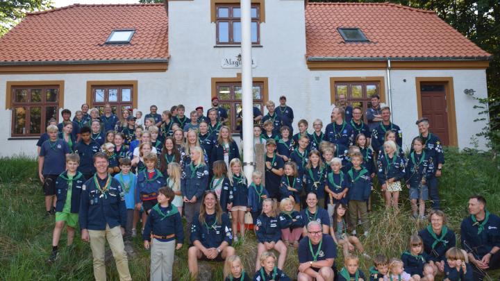Gruppebillede fra seneste uddeling af årsstjerner og oprykning ved Stenlænderne. En gruppe glade spejdere står samlet foran vores flotte nyrestaurerede stuehus på Maglevad