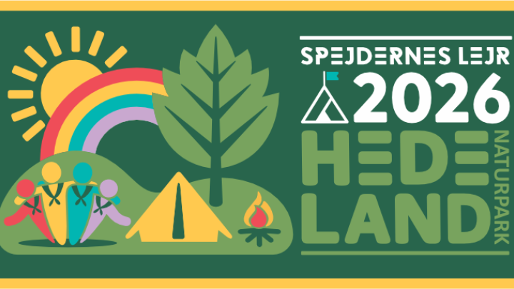 Logo til Spejdernes Lejr 2026, der er tegnet en regnbue, skinnende sol, et træ, en gul telt, et bål og fire spejdere som står sammen. Spejderne er multifarvet, der er en i rød, en i gul, en i blå og en i lille. Teksten til højre siger Spejdernes Lejr 2026 Hedeland Naturpark